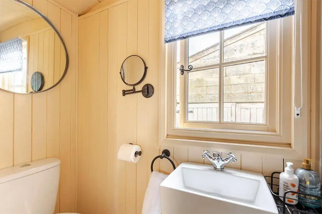 Shepherd'S Hut, Bath 0*,